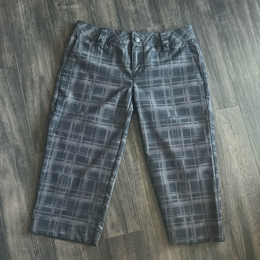 Under Armour Woman's Size 2 Golf Type Capris